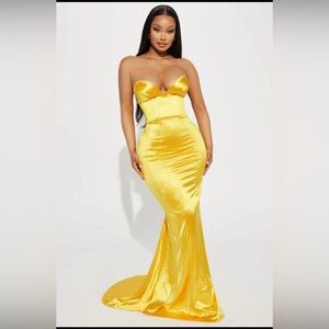 NWT yellow sweetheart strapless neck satin stretchy gown 💛